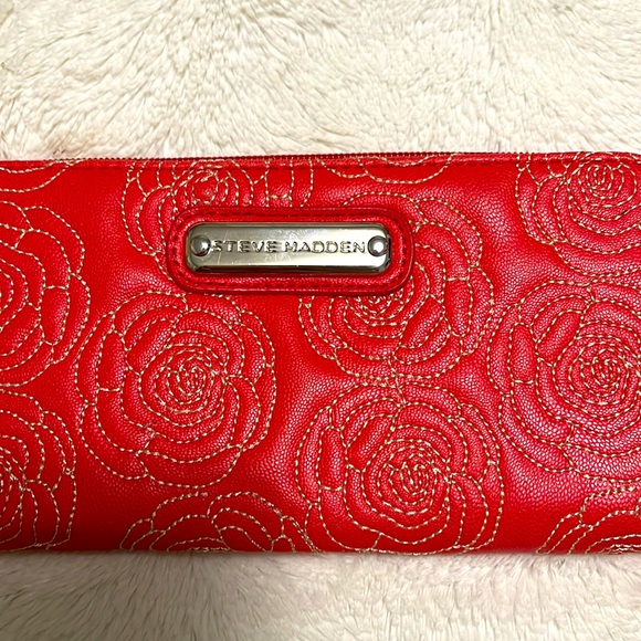 Steve Madden Red Rose Wallet. - Picture 1 of 5
